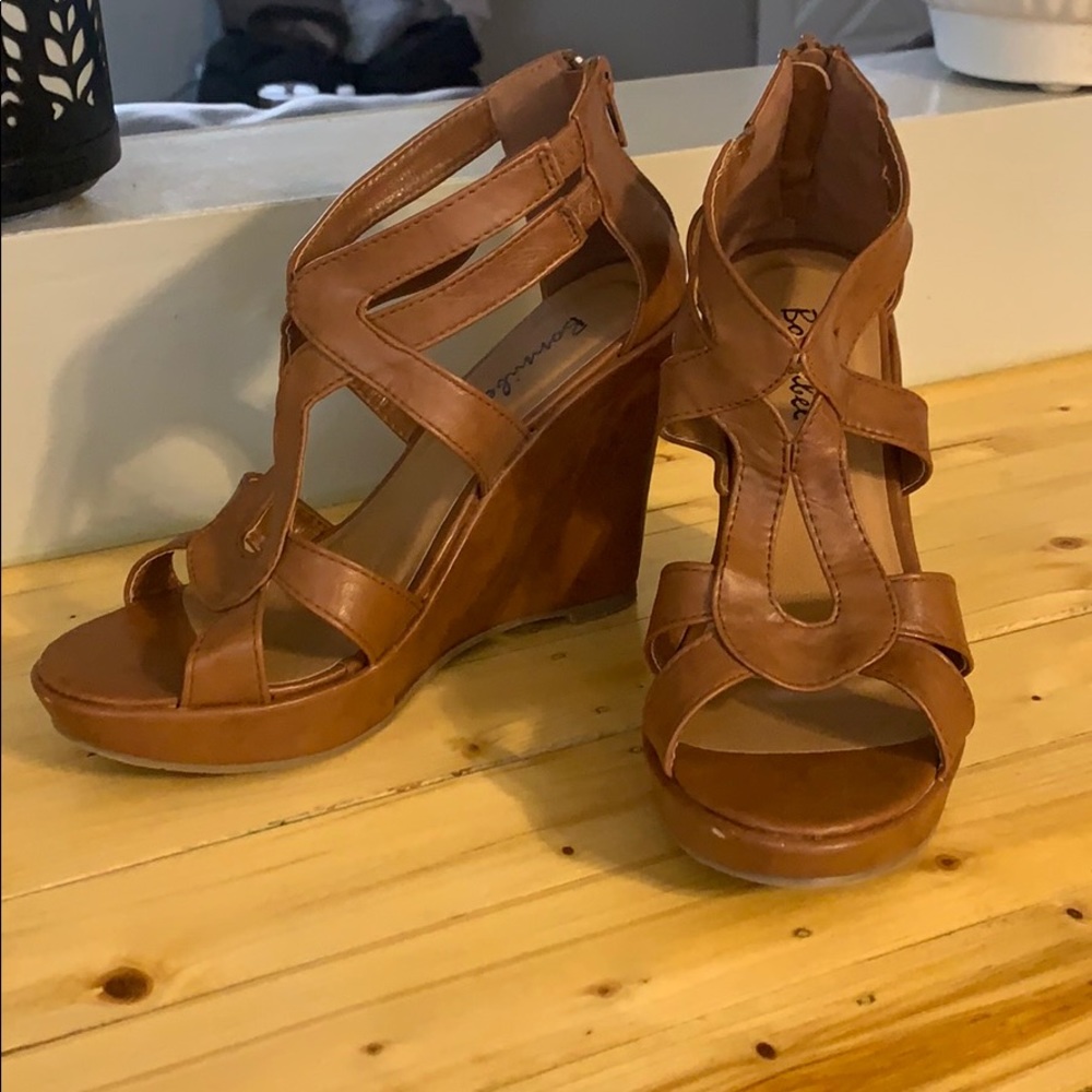 Woman’s size 7 wedges